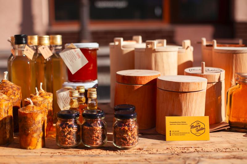 Pomimo kapryśnej pogody, dziedziniec starostwa w Nowej Soli tętnił życiem! 1. Święto Produktu Regionalnego Powiatu Nowosolskiego okazało się wielkim sukcesem