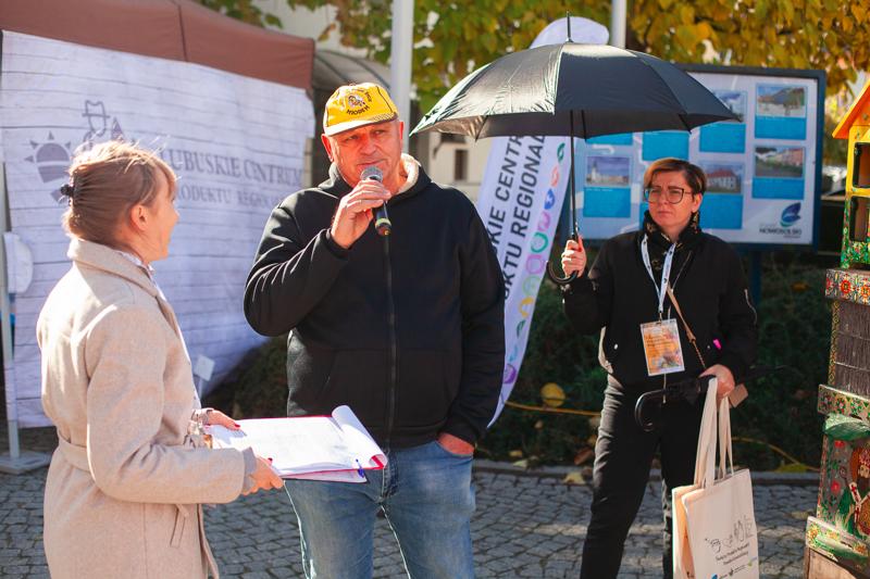 Pomimo kapryśnej pogody, dziedziniec starostwa w Nowej Soli tętnił życiem! 1. Święto Produktu Regionalnego Powiatu Nowosolskiego okazało się wielkim sukcesem