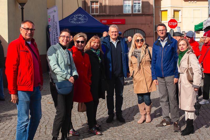 Pomimo kapryśnej pogody, dziedziniec starostwa w Nowej Soli tętnił życiem! 1. Święto Produktu Regionalnego Powiatu Nowosolskiego okazało się wielkim sukcesem