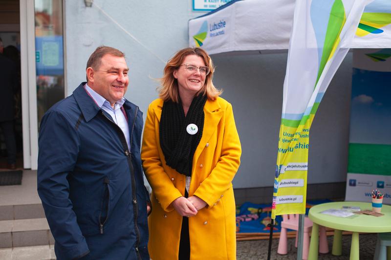 Pomimo kapryśnej pogody, dziedziniec starostwa w Nowej Soli tętnił życiem! 1. Święto Produktu Regionalnego Powiatu Nowosolskiego okazało się wielkim sukcesem