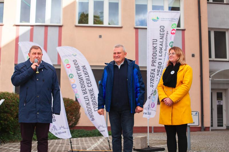 Pomimo kapryśnej pogody, dziedziniec starostwa w Nowej Soli tętnił życiem! 1. Święto Produktu Regionalnego Powiatu Nowosolskiego okazało się wielkim sukcesem