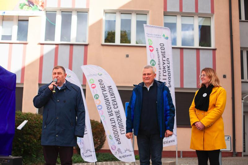 Pomimo kapryśnej pogody, dziedziniec starostwa w Nowej Soli tętnił życiem! 1. Święto Produktu Regionalnego Powiatu Nowosolskiego okazało się wielkim sukcesem