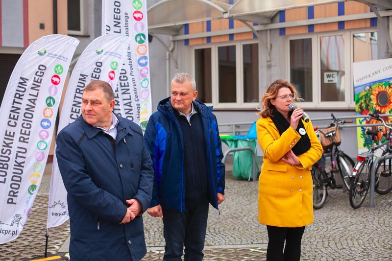 Pomimo kapryśnej pogody, dziedziniec starostwa w Nowej Soli tętnił życiem! 1. Święto Produktu Regionalnego Powiatu Nowosolskiego okazało się wielkim sukcesem