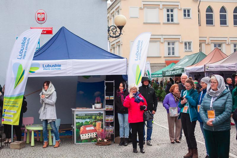 Pomimo kapryśnej pogody, dziedziniec starostwa w Nowej Soli tętnił życiem! 1. Święto Produktu Regionalnego Powiatu Nowosolskiego okazało się wielkim sukcesem
