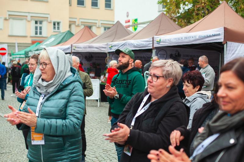 Pomimo kapryśnej pogody, dziedziniec starostwa w Nowej Soli tętnił życiem! 1. Święto Produktu Regionalnego Powiatu Nowosolskiego okazało się wielkim sukcesem