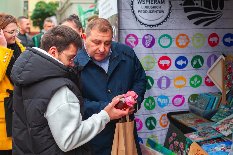 Pomimo kapryśnej pogody, dziedziniec starostwa w Nowej Soli tętnił życiem! 1. Święto Produktu Regionalnego Powiatu Nowosolskiego okazało się wielkim sukcesem