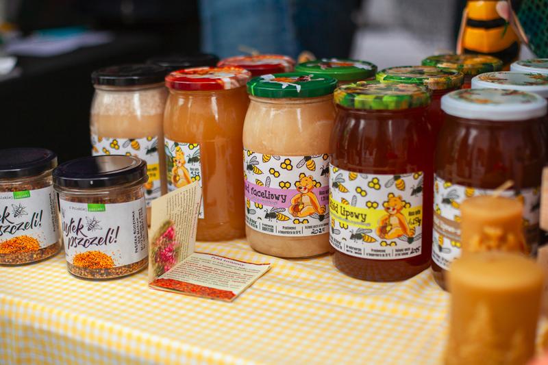 Pomimo kapryśnej pogody, dziedziniec starostwa w Nowej Soli tętnił życiem! 1. Święto Produktu Regionalnego Powiatu Nowosolskiego okazało się wielkim sukcesem