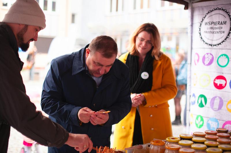 Pomimo kapryśnej pogody, dziedziniec starostwa w Nowej Soli tętnił życiem! 1. Święto Produktu Regionalnego Powiatu Nowosolskiego okazało się wielkim sukcesem