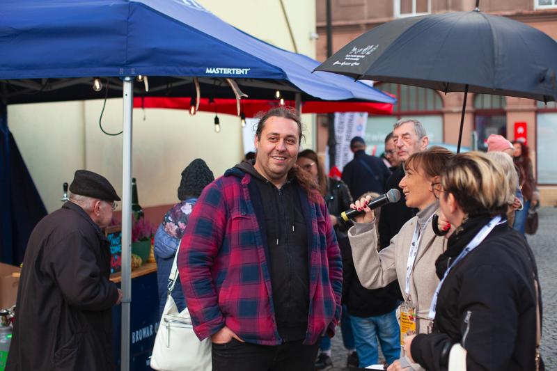 Pomimo kapryśnej pogody, dziedziniec starostwa w Nowej Soli tętnił życiem! 1. Święto Produktu Regionalnego Powiatu Nowosolskiego okazało się wielkim sukcesem