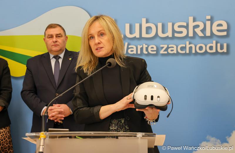 Naczelnik Centrum Informacji i Planowania Kariery Zawodowej WUP Katarzyna Wesołowska przemawia podczas konferencji prasowej zapowiadającej Festiwal Zawodów 2024 w Zielonej Górze