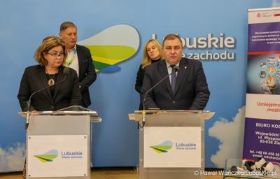 Wicemarszałek Województwa Lubuskiego Grzegorz Potęga przemawia podczas konferencji prasowej zapowiadającej Festiwal Zawodów 2024 w Zielonej Górze