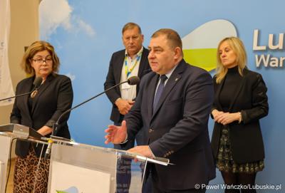 Wicemarszałek Województwa Lubuskiego Grzegorz Potęga przemawia podczas konferencji prasowej zapowiadającej Festiwal Zawodów 2024 w Zielonej Górze
