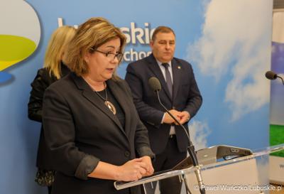 Dyrektor Wojewódzkiego Urzędu Pracy w Zielonej Górze Anna Urbaniak przemawia podczas konferencji prasowej zapowiadającej Festiwal Zawodów 2024 w Zielonej Górze