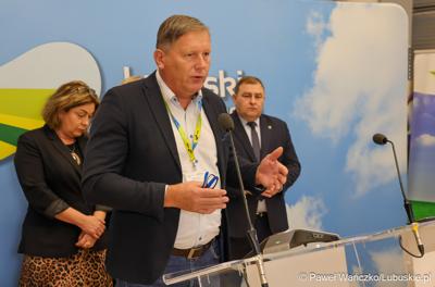 Dyrektor Departamentu Infrastruktury Społecznej UMWL Andrzej Ziarek przemawia podczas konferencji prasowej zapowiadającej Festiwal Zawodów 2024 w Zielonej Górze