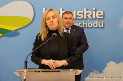 Naczelnik Centrum Informacji i Planowania Kariery Zawodowej WUP Katarzyna Wesołowska przemawia podczas konferencji prasowej zapowiadającej Festiwal Zawodów 2024 w Zielonej Górze