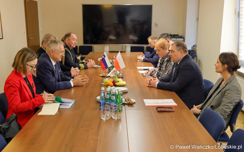 Uczestnicy spotkania Wicemarszałka Województwa Lubuskiego Grzegorza Potęgi z Ambasadorem Republiki Słowenii Bojanem Pograjcem