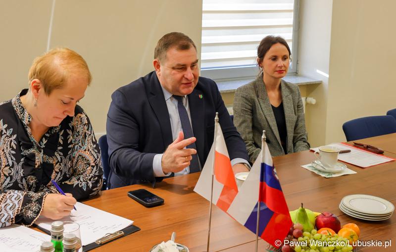 Wicemarszałek Województwa Lubuskiego Grzegorz Potęga podczas spptkania z Ambasadorem Republiki Słowenii Bojanem Pograjcem