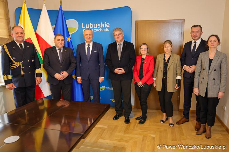 Uczestnicy spotkania Wicemarszałka Województwa Lubuskiego Grzegorza Potęgi z Ambasadorem Republiki Słowenii Bojanem Pograjcem