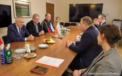 Uczestnicy spotkania Wicemarszałka Województwa Lubuskiego Grzegorza Potęgi z Ambasadorem Republiki Słowenii Bojanem Pograjcem