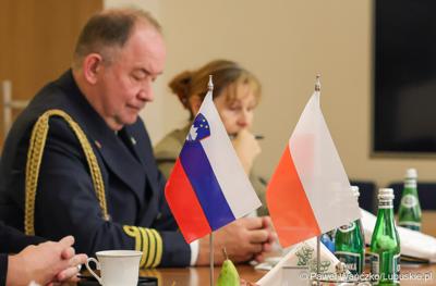 Uczestnicy spotkania Wicemarszałka Województwa Lubuskiego Grzegorza Potęgi z Ambasadorem Republiki Słowenii Bojanem Pograjcem