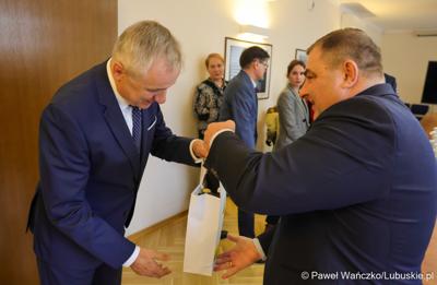 Wicemarszałek Województwa Lubuskiego Grzegorz Potęga wręcza upominek Ambasadorowi Republiki Słowenii Bojanowi Pograjcowi