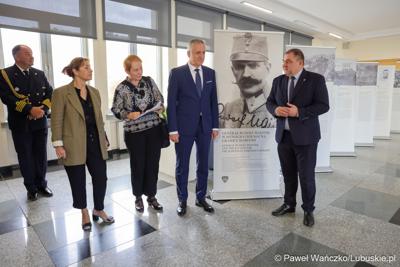 Wizyta Ambasadora Republiki Słowenii w Urzędzie Marszałkowskim Województwa Lubuskiego w Zielonej Górze. W holu Urzędu wystawa poświęcona gen. Rudolfowi Maistrowi – największemu bohaterowi narodowemu Słowenii, który zasłużył się w walce o niepodległość ojczyzny w latach 1918-1919. 