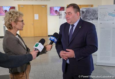 Wicemarszałek Województwa Lubuskiego Grzegorz Potęga udziela wywiadu lubuskim mediom