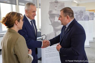 Wicemarszałek Województwa Lubuskiego Grzegorz Potęga (z prawej) i Ambasador Republiki Słowenii Bojan Pograjc