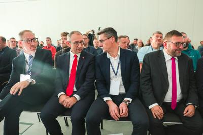 Pierwszy dzień konferencji rozpoczął się od powitania gości, po czym nastąpiły przemówienia patronów wydarzenia – Wojewody Lubuskiego, Marka Cebuli, Wicemarszałka Województwa Lubuskiego Sebastiana Ciemnoczołowskiego oraz Wiceprezydenta Miasta Zielona Góra, Jarosława Flakowskiego. W swoich wystąpieniach podkreślali oni rosnące znaczenie edukacji w dziedzinie cyberbezpieczeństwa i zaangażowanie regionu w rozwój technologii informacyjnych.