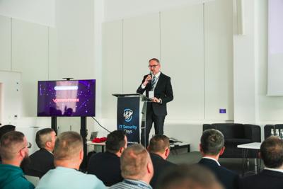 Pierwszy dzień konferencji rozpoczął się od powitania gości, po czym nastąpiły przemówienia patronów wydarzenia – Wojewody Lubuskiego, Marka Cebuli, Wicemarszałka Województwa Lubuskiego Sebastiana Ciemnoczołowskiego oraz Wiceprezydenta Miasta Zielona Góra, Jarosława Flakowskiego. W swoich wystąpieniach podkreślali oni rosnące znaczenie edukacji w dziedzinie cyberbezpieczeństwa i zaangażowanie regionu w rozwój technologii informacyjnych.