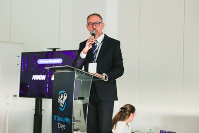 Pierwszy dzień konferencji rozpoczął się od powitania gości, po czym nastąpiły przemówienia patronów wydarzenia – Wojewody Lubuskiego, Marka Cebuli, Wicemarszałka Województwa Lubuskiego Sebastiana Ciemnoczołowskiego oraz Wiceprezydenta Miasta Zielona Góra, Jarosława Flakowskiego. W swoich wystąpieniach podkreślali oni rosnące znaczenie edukacji w dziedzinie cyberbezpieczeństwa i zaangażowanie regionu w rozwój technologii informacyjnych.