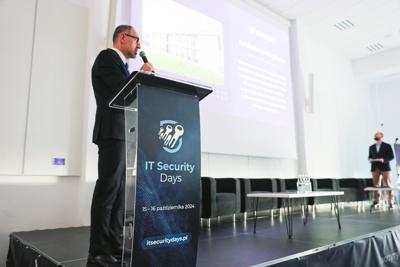 Pierwszy dzień konferencji rozpoczął się od powitania gości, po czym nastąpiły przemówienia patronów wydarzenia – Wojewody Lubuskiego, Marka Cebuli, Wicemarszałka Województwa Lubuskiego Sebastiana Ciemnoczołowskiego oraz Wiceprezydenta Miasta Zielona Góra, Jarosława Flakowskiego. W swoich wystąpieniach podkreślali oni rosnące znaczenie edukacji w dziedzinie cyberbezpieczeństwa i zaangażowanie regionu w rozwój technologii informacyjnych.