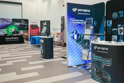 Pierwszy dzień konferencji rozpoczął się od powitania gości, po czym nastąpiły przemówienia patronów wydarzenia – Wojewody Lubuskiego, Marka Cebuli, Wicemarszałka Województwa Lubuskiego Sebastiana Ciemnoczołowskiego oraz Wiceprezydenta Miasta Zielona Góra, Jarosława Flakowskiego. W swoich wystąpieniach podkreślali oni rosnące znaczenie edukacji w dziedzinie cyberbezpieczeństwa i zaangażowanie regionu w rozwój technologii informacyjnych.