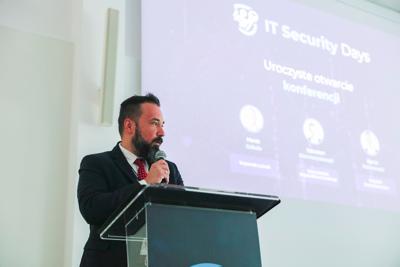 Pierwszy dzień konferencji rozpoczął się od powitania gości, po czym nastąpiły przemówienia patronów wydarzenia – Wojewody Lubuskiego, Marka Cebuli, Wicemarszałka Województwa Lubuskiego Sebastiana Ciemnoczołowskiego oraz Wiceprezydenta Miasta Zielona Góra, Jarosława Flakowskiego. W swoich wystąpieniach podkreślali oni rosnące znaczenie edukacji w dziedzinie cyberbezpieczeństwa i zaangażowanie regionu w rozwój technologii informacyjnych.