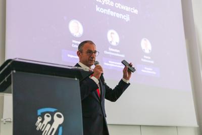 Pierwszy dzień konferencji rozpoczął się od powitania gości, po czym nastąpiły przemówienia patronów wydarzenia – Wojewody Lubuskiego, Marka Cebuli, Wicemarszałka Województwa Lubuskiego Sebastiana Ciemnoczołowskiego oraz Wiceprezydenta Miasta Zielona Góra, Jarosława Flakowskiego. W swoich wystąpieniach podkreślali oni rosnące znaczenie edukacji w dziedzinie cyberbezpieczeństwa i zaangażowanie regionu w rozwój technologii informacyjnych.