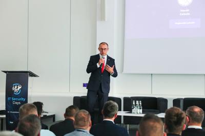 Pierwszy dzień konferencji rozpoczął się od powitania gości, po czym nastąpiły przemówienia patronów wydarzenia – Wojewody Lubuskiego, Marka Cebuli, Wicemarszałka Województwa Lubuskiego Sebastiana Ciemnoczołowskiego oraz Wiceprezydenta Miasta Zielona Góra, Jarosława Flakowskiego. W swoich wystąpieniach podkreślali oni rosnące znaczenie edukacji w dziedzinie cyberbezpieczeństwa i zaangażowanie regionu w rozwój technologii informacyjnych.