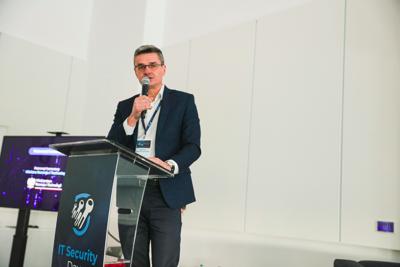 Pierwszy dzień konferencji rozpoczął się od powitania gości, po czym nastąpiły przemówienia patronów wydarzenia – Wojewody Lubuskiego, Marka Cebuli, Wicemarszałka Województwa Lubuskiego Sebastiana Ciemnoczołowskiego oraz Wiceprezydenta Miasta Zielona Góra, Jarosława Flakowskiego. W swoich wystąpieniach podkreślali oni rosnące znaczenie edukacji w dziedzinie cyberbezpieczeństwa i zaangażowanie regionu w rozwój technologii informacyjnych.