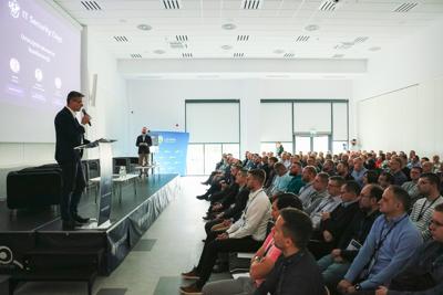 Pierwszy dzień konferencji rozpoczął się od powitania gości, po czym nastąpiły przemówienia patronów wydarzenia – Wojewody Lubuskiego, Marka Cebuli, Wicemarszałka Województwa Lubuskiego Sebastiana Ciemnoczołowskiego oraz Wiceprezydenta Miasta Zielona Góra, Jarosława Flakowskiego. W swoich wystąpieniach podkreślali oni rosnące znaczenie edukacji w dziedzinie cyberbezpieczeństwa i zaangażowanie regionu w rozwój technologii informacyjnych.