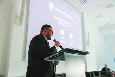 Pierwszy dzień konferencji rozpoczął się od powitania gości, po czym nastąpiły przemówienia patronów wydarzenia – Wojewody Lubuskiego, Marka Cebuli, Wicemarszałka Województwa Lubuskiego Sebastiana Ciemnoczołowskiego oraz Wiceprezydenta Miasta Zielona Góra, Jarosława Flakowskiego. W swoich wystąpieniach podkreślali oni rosnące znaczenie edukacji w dziedzinie cyberbezpieczeństwa i zaangażowanie regionu w rozwój technologii informacyjnych.