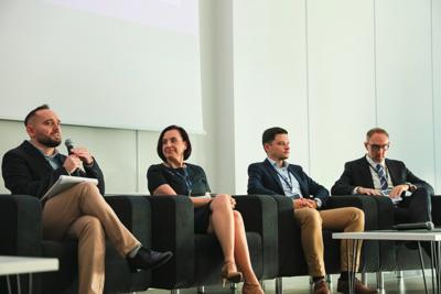 Pierwszy dzień konferencji rozpoczął się od powitania gości, po czym nastąpiły przemówienia patronów wydarzenia – Wojewody Lubuskiego, Marka Cebuli, Wicemarszałka Województwa Lubuskiego Sebastiana Ciemnoczołowskiego oraz Wiceprezydenta Miasta Zielona Góra, Jarosława Flakowskiego. W swoich wystąpieniach podkreślali oni rosnące znaczenie edukacji w dziedzinie cyberbezpieczeństwa i zaangażowanie regionu w rozwój technologii informacyjnych.