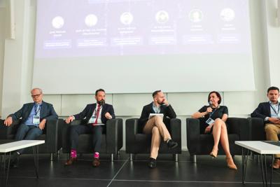 Pierwszy dzień konferencji rozpoczął się od powitania gości, po czym nastąpiły przemówienia patronów wydarzenia – Wojewody Lubuskiego, Marka Cebuli, Wicemarszałka Województwa Lubuskiego Sebastiana Ciemnoczołowskiego oraz Wiceprezydenta Miasta Zielona Góra, Jarosława Flakowskiego. W swoich wystąpieniach podkreślali oni rosnące znaczenie edukacji w dziedzinie cyberbezpieczeństwa i zaangażowanie regionu w rozwój technologii informacyjnych.