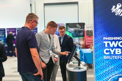 Pierwszy dzień konferencji rozpoczął się od powitania gości, po czym nastąpiły przemówienia patronów wydarzenia – Wojewody Lubuskiego, Marka Cebuli, Wicemarszałka Województwa Lubuskiego Sebastiana Ciemnoczołowskiego oraz Wiceprezydenta Miasta Zielona Góra, Jarosława Flakowskiego. W swoich wystąpieniach podkreślali oni rosnące znaczenie edukacji w dziedzinie cyberbezpieczeństwa i zaangażowanie regionu w rozwój technologii informacyjnych.