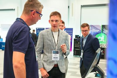 Pierwszy dzień konferencji rozpoczął się od powitania gości, po czym nastąpiły przemówienia patronów wydarzenia – Wojewody Lubuskiego, Marka Cebuli, Wicemarszałka Województwa Lubuskiego Sebastiana Ciemnoczołowskiego oraz Wiceprezydenta Miasta Zielona Góra, Jarosława Flakowskiego. W swoich wystąpieniach podkreślali oni rosnące znaczenie edukacji w dziedzinie cyberbezpieczeństwa i zaangażowanie regionu w rozwój technologii informacyjnych.