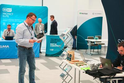 Pierwszy dzień konferencji rozpoczął się od powitania gości, po czym nastąpiły przemówienia patronów wydarzenia – Wojewody Lubuskiego, Marka Cebuli, Wicemarszałka Województwa Lubuskiego Sebastiana Ciemnoczołowskiego oraz Wiceprezydenta Miasta Zielona Góra, Jarosława Flakowskiego. W swoich wystąpieniach podkreślali oni rosnące znaczenie edukacji w dziedzinie cyberbezpieczeństwa i zaangażowanie regionu w rozwój technologii informacyjnych.