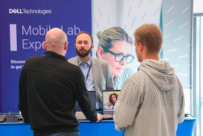 Pierwszy dzień konferencji rozpoczął się od powitania gości, po czym nastąpiły przemówienia patronów wydarzenia – Wojewody Lubuskiego, Marka Cebuli, Wicemarszałka Województwa Lubuskiego Sebastiana Ciemnoczołowskiego oraz Wiceprezydenta Miasta Zielona Góra, Jarosława Flakowskiego. W swoich wystąpieniach podkreślali oni rosnące znaczenie edukacji w dziedzinie cyberbezpieczeństwa i zaangażowanie regionu w rozwój technologii informacyjnych.