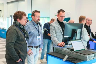 Pierwszy dzień konferencji rozpoczął się od powitania gości, po czym nastąpiły przemówienia patronów wydarzenia – Wojewody Lubuskiego, Marka Cebuli, Wicemarszałka Województwa Lubuskiego Sebastiana Ciemnoczołowskiego oraz Wiceprezydenta Miasta Zielona Góra, Jarosława Flakowskiego. W swoich wystąpieniach podkreślali oni rosnące znaczenie edukacji w dziedzinie cyberbezpieczeństwa i zaangażowanie regionu w rozwój technologii informacyjnych.