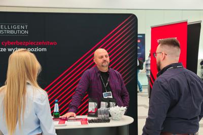 Pierwszy dzień konferencji rozpoczął się od powitania gości, po czym nastąpiły przemówienia patronów wydarzenia – Wojewody Lubuskiego, Marka Cebuli, Wicemarszałka Województwa Lubuskiego Sebastiana Ciemnoczołowskiego oraz Wiceprezydenta Miasta Zielona Góra, Jarosława Flakowskiego. W swoich wystąpieniach podkreślali oni rosnące znaczenie edukacji w dziedzinie cyberbezpieczeństwa i zaangażowanie regionu w rozwój technologii informacyjnych.