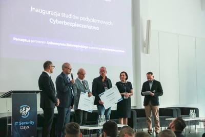 Pierwszy dzień konferencji rozpoczął się od powitania gości, po czym nastąpiły przemówienia patronów wydarzenia – Wojewody Lubuskiego, Marka Cebuli, Wicemarszałka Województwa Lubuskiego Sebastiana Ciemnoczołowskiego oraz Wiceprezydenta Miasta Zielona Góra, Jarosława Flakowskiego. W swoich wystąpieniach podkreślali oni rosnące znaczenie edukacji w dziedzinie cyberbezpieczeństwa i zaangażowanie regionu w rozwój technologii informacyjnych.