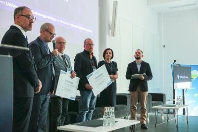 Pierwszy dzień konferencji rozpoczął się od powitania gości, po czym nastąpiły przemówienia patronów wydarzenia – Wojewody Lubuskiego, Marka Cebuli, Wicemarszałka Województwa Lubuskiego Sebastiana Ciemnoczołowskiego oraz Wiceprezydenta Miasta Zielona Góra, Jarosława Flakowskiego. W swoich wystąpieniach podkreślali oni rosnące znaczenie edukacji w dziedzinie cyberbezpieczeństwa i zaangażowanie regionu w rozwój technologii informacyjnych.