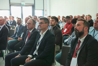 Pierwszy dzień konferencji rozpoczął się od powitania gości, po czym nastąpiły przemówienia patronów wydarzenia – Wojewody Lubuskiego, Marka Cebuli, Wicemarszałka Województwa Lubuskiego Sebastiana Ciemnoczołowskiego oraz Wiceprezydenta Miasta Zielona Góra, Jarosława Flakowskiego. W swoich wystąpieniach podkreślali oni rosnące znaczenie edukacji w dziedzinie cyberbezpieczeństwa i zaangażowanie regionu w rozwój technologii informacyjnych.